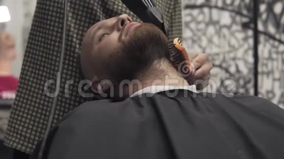 男式沙龙用电动剃须刀刮胡子有胡子的人视频的预览图