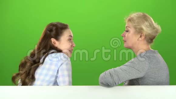 妈妈和女儿谈论各种话题绿色屏幕侧视图视频的预览图