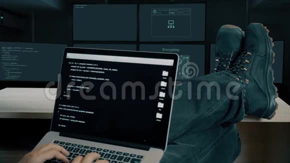 把脚抬到桌子上带有笔记本电脑编码的黑客利用破解代码追踪接触和卫星连接视频的预览图