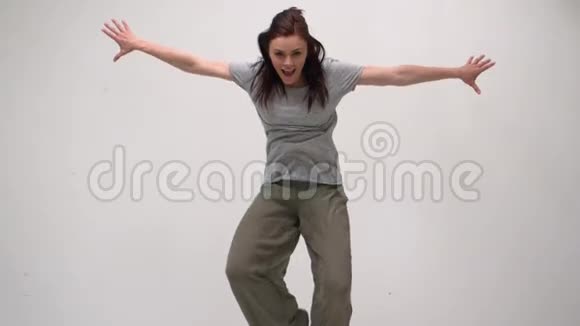 迷人的年轻女子跳跃视频的预览图