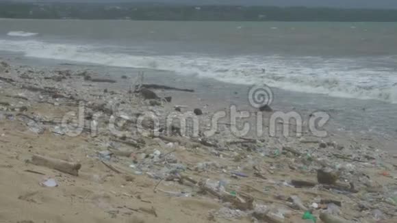热带海洋海滩污染充满垃圾生态灾难印度尼西亚的灾难视频的预览图