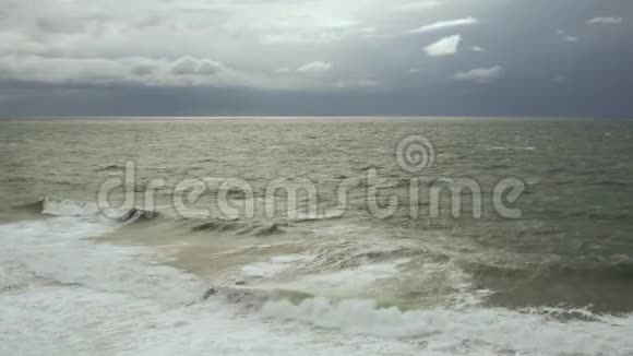 灰色的天空白云和风暴后的大海视频的预览图