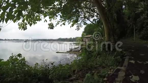湖泊圆形轮胎摆动跟踪射击视频的预览图