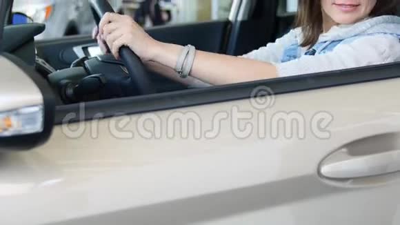 女人签了一份买车的合同视频的预览图