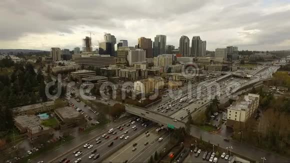 市区天际线贝尔维尤华盛顿尖峰时刻I405交通拥堵视频的预览图