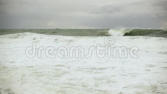 两个大风暴浪缓慢地滚上岸视频的预览图