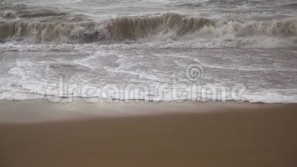 一股风暴波在沙滩上缓慢地翻滚视频的预览图