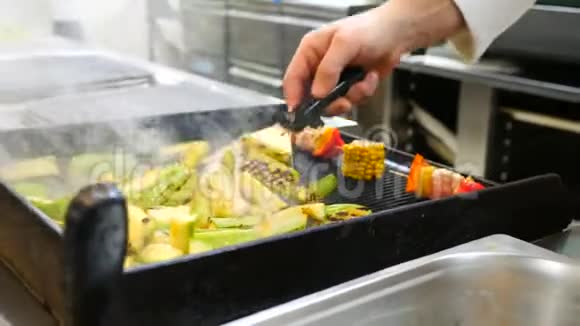 烧烤蔬菜烤架上的蔬菜烤架上的西葫芦相机的圆形运动厨师手视频的预览图