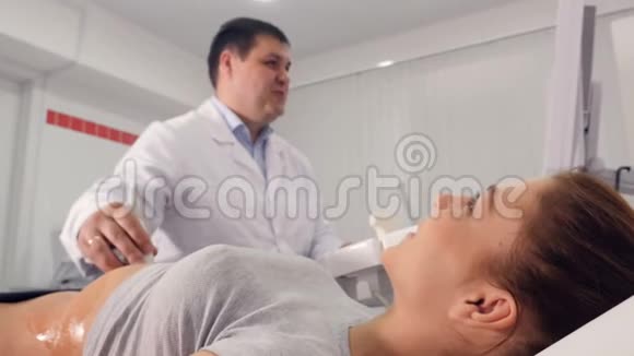 腹部超声检查的空中特写视频的预览图