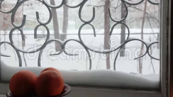 冬天院子里窗外的景色视频的预览图