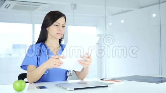 医生看病人的医疗报告坐在前面视频的预览图