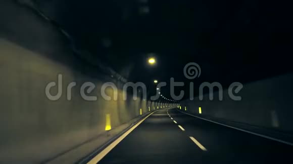 隧道在黑暗隧道中行驶视频的预览图