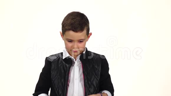 男孩DJ头上戴着耳机白色背景慢动作视频的预览图