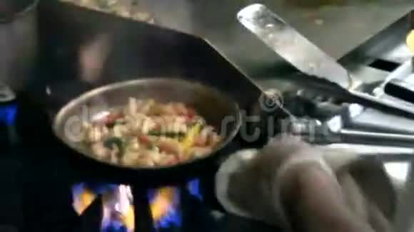 厨师在餐厅做虾饼视频的预览图