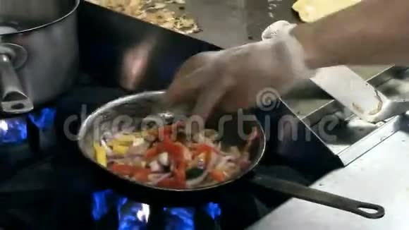 厨师在餐厅做虾饼视频的预览图