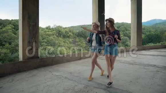 两个漂亮的女孩年轻的女性朋友旅行者走在户外的山景视频的预览图