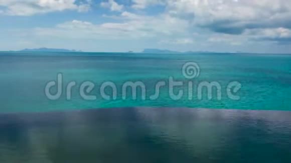 清澈的水池的时间推移有着美丽如画的海景海洋湾的别墅全景泳池中有云倒影视频的预览图
