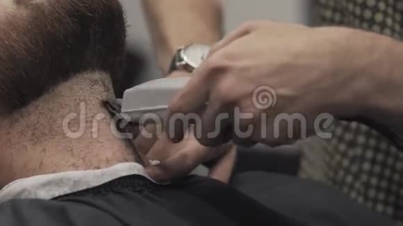 男式沙龙用电动剃须刀刮胡子理发师修剪胡须视频的预览图