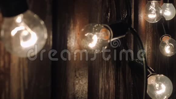 电灯泡在外面的花环上连接起来视频的预览图