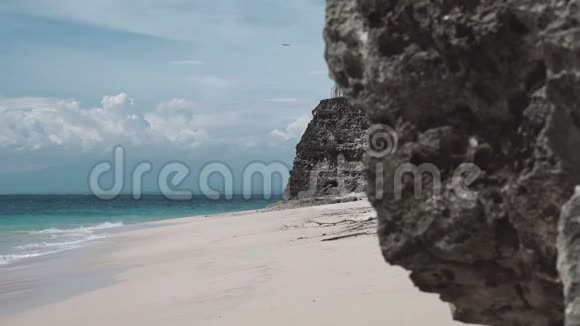 海洋海岸前景中珊瑚岩突出视频的预览图