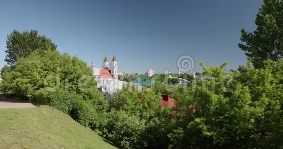 维捷布斯克白俄罗斯夏日阳光明媚的复活教堂放大放大视频的预览图