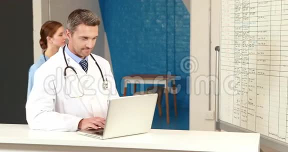 医生在检查记录视频的预览图