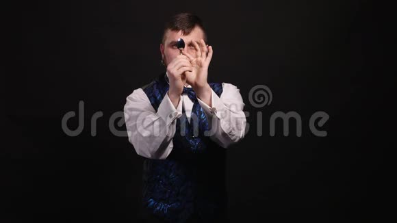 魔术师用勺子在黑色背景下表演魔术视频的预览图