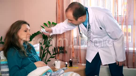 男医生检查病人的体温和服用避孕药的建议视频的预览图