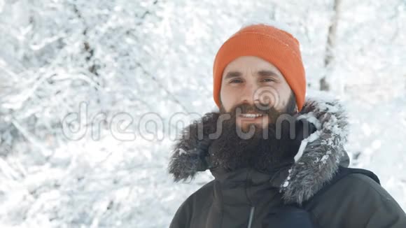 在冬日的雪天人们微笑着在室外对着镜头挥手视频的预览图
