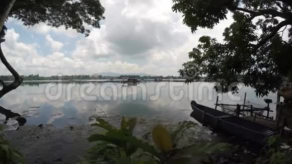 湖泊鱼笼和木筏艇跟踪射击视频的预览图