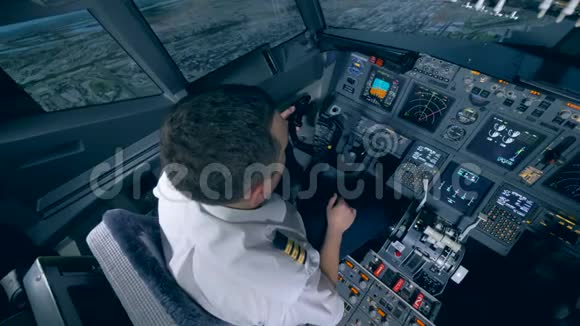 飞行员在飞行模拟器中控制飞机视频的预览图