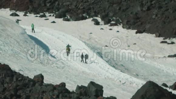 冒险家游客在大雪山山坡上开辟了道路视频的预览图