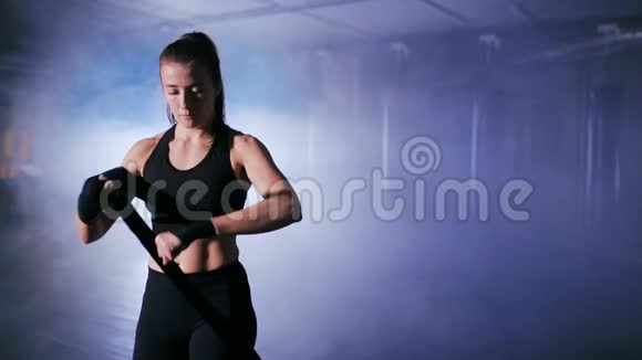 女子在拳击馆用手包扎绷带视频的预览图