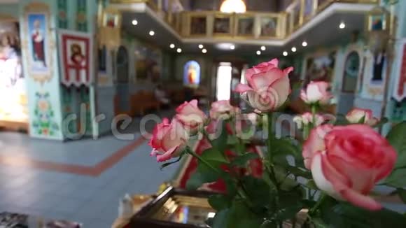 集中在教堂里的玫瑰视频的预览图