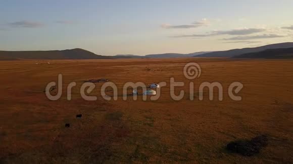 蒙古草原游牧民族的鸟瞰图视频的预览图