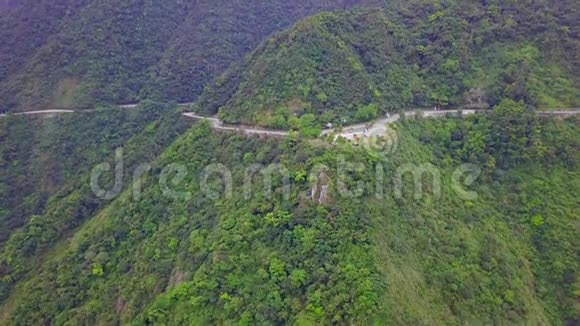 横跨台湾依兰海岸线的道路台北市附近东北海岸的山滩地形鸟瞰图视频的预览图