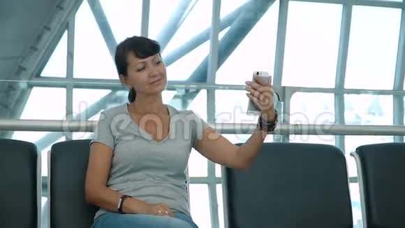女子在机场等候区自拍视频的预览图
