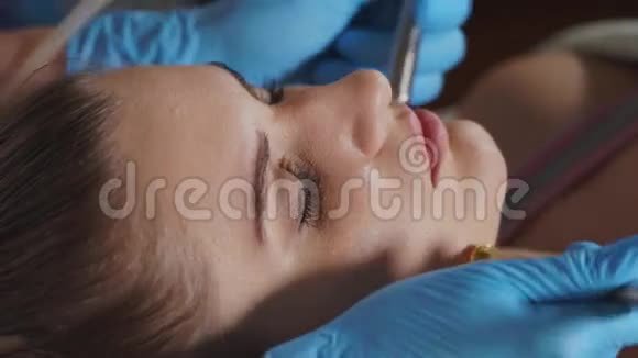 女人正在接受面部再生疗法生物气体氧气程序视频的预览图