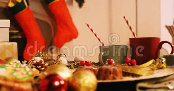 各种圣诞甜点的特写视频的预览图