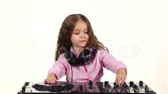 可爱的卷发女孩在DJ桌上玩慢动作视频的预览图