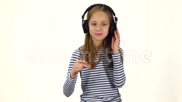 孩子听音乐把手指拍成节奏慢动作视频的预览图