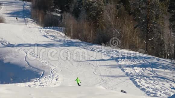 滑雪者乘坐山上滑雪场视频的预览图