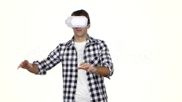 人在玩网络游戏时戴着虚拟现实眼镜白色背景视频的预览图