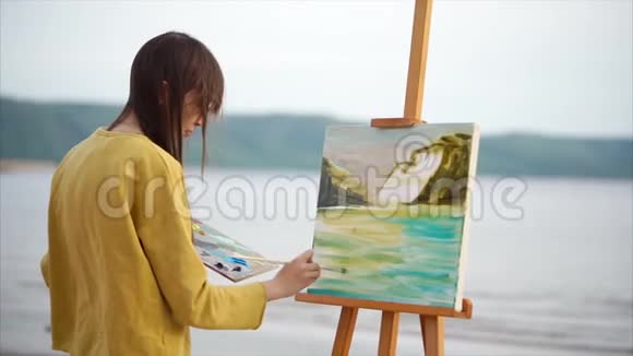抽象的风景油画和女画家在工作创意人士视频的预览图