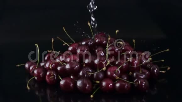 水溅在成熟多汁的樱桃上视频的预览图