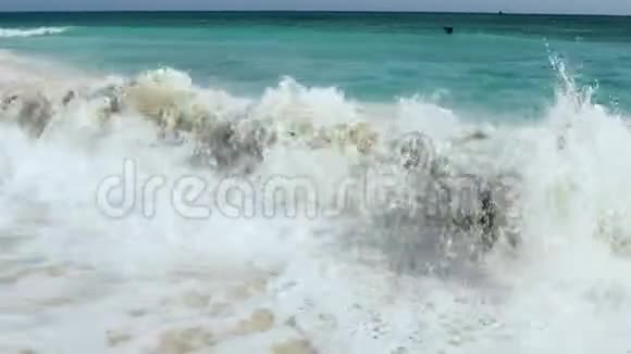 加勒比海的巨浪正在破坏海岸阿鲁巴岛的鹰滩视频的预览图