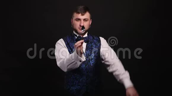 魔术师用勺子在黑色背景下表演魔术视频的预览图