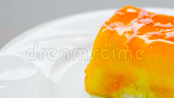 蛋糕边缘有橙色果酱视频的预览图