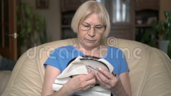 穿着集中好看的高级妇女坐在家里的椅子上交叉拼接的图片视频的预览图