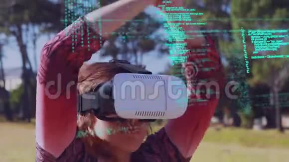 戴虚拟护目镜的女人视频的预览图
